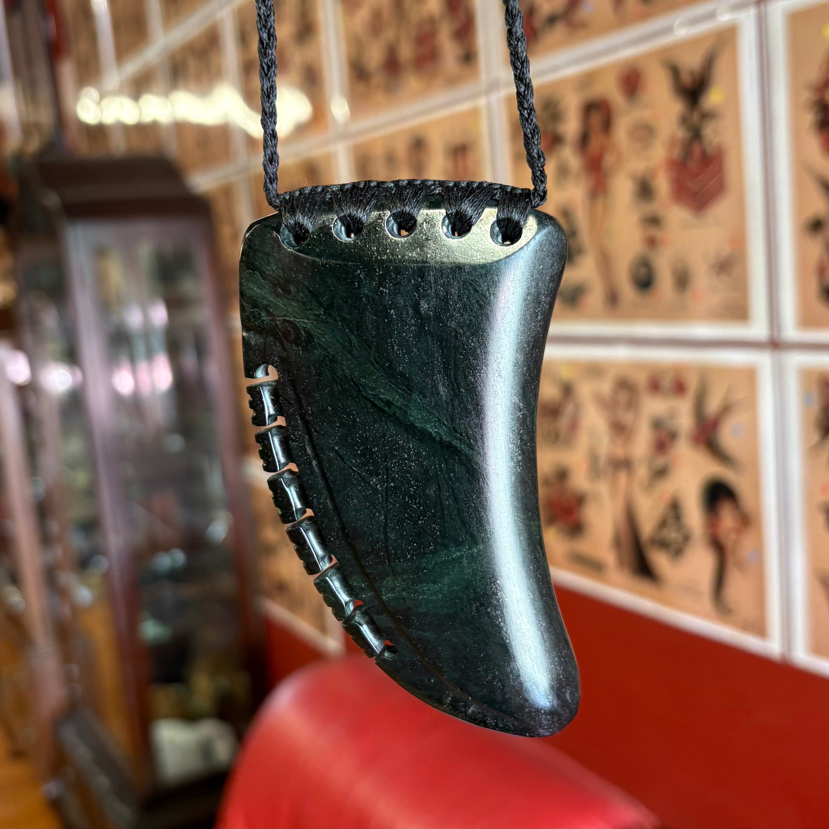 XL Dark Kawakawa Mix Pounamu Niho Tooth